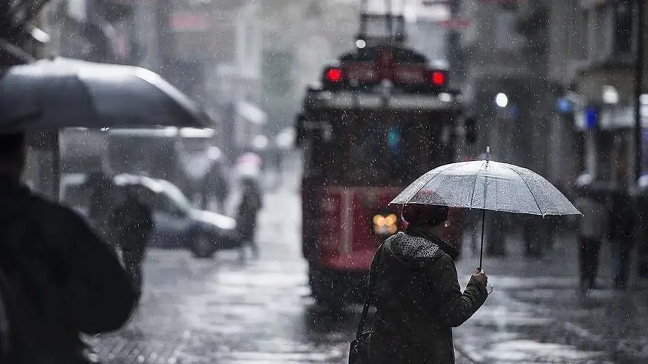 İstanbul’da şiddetli yağış alarmı: 58 ağaç devrildi, 6 araç hasar gördü!