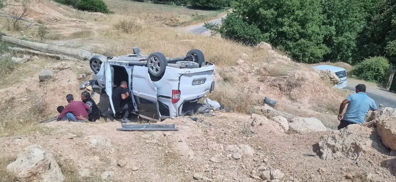 Siirt’te hafif ticari araç şarampole devrildi: 5 yaralı, 2’si ağır