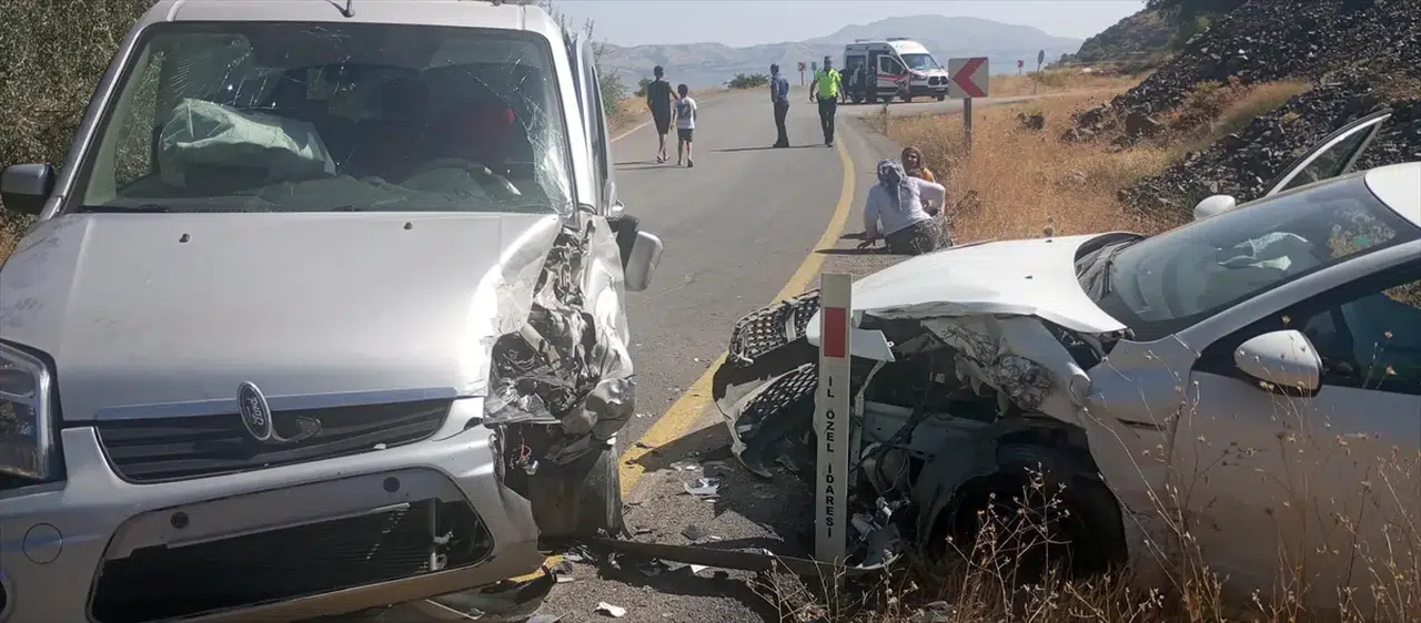 Elazığ’da feci kaza! Otomobil ile ticari araç çarpıştı: 6 yaralı