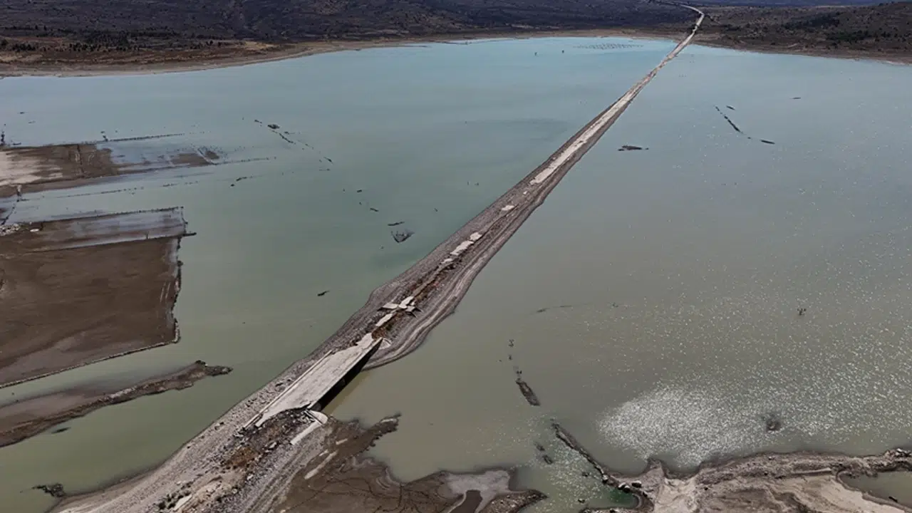 İzmir’de baraj kurudu, eski İzmir-Çeşme yolu ortaya çıktı