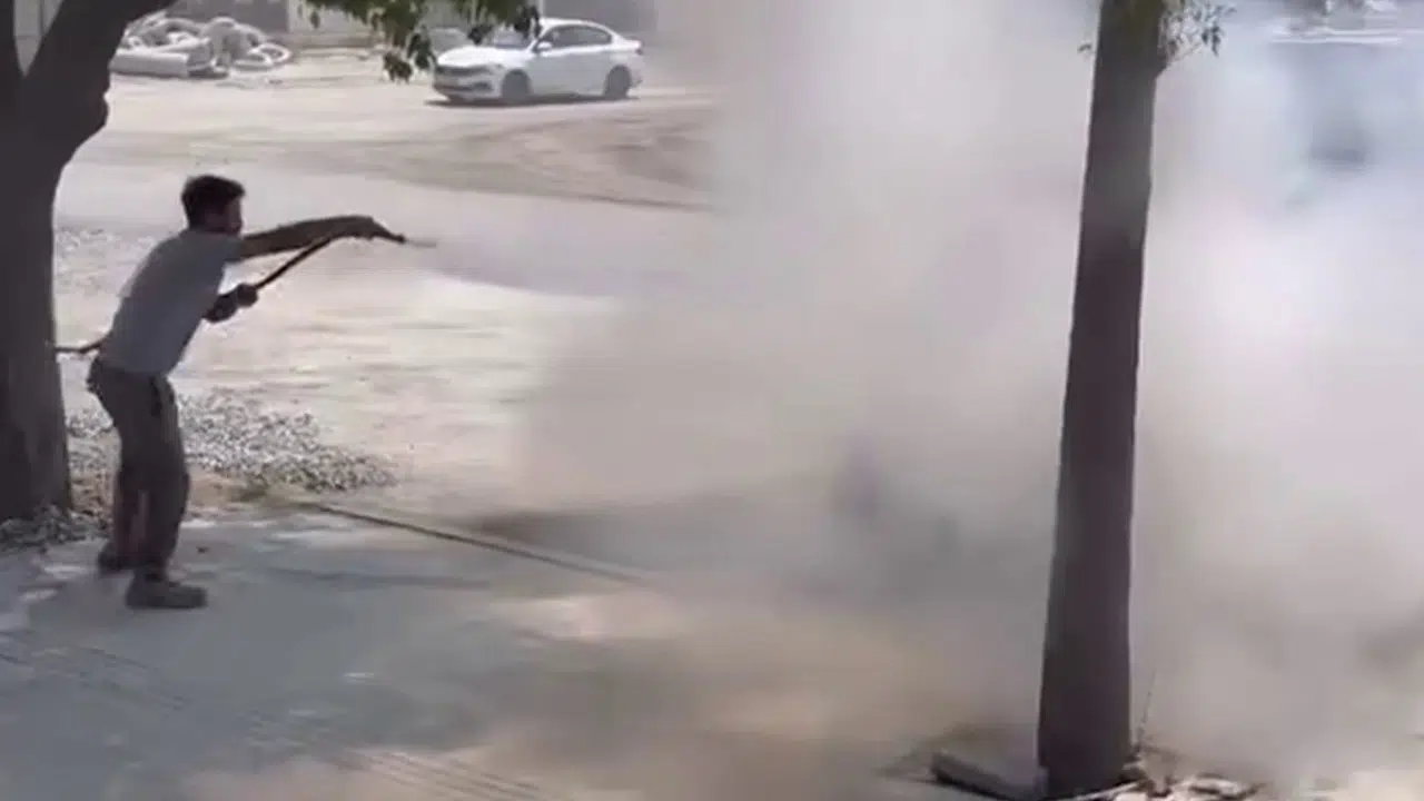 Alev alev yanan otomobili beton mikseri sürücüsü kurtardı!