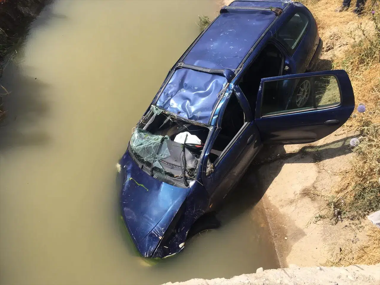 Bitlis Ahlat’ta otomobil su kanalına düştü: 1 ölü, 2 yaralı