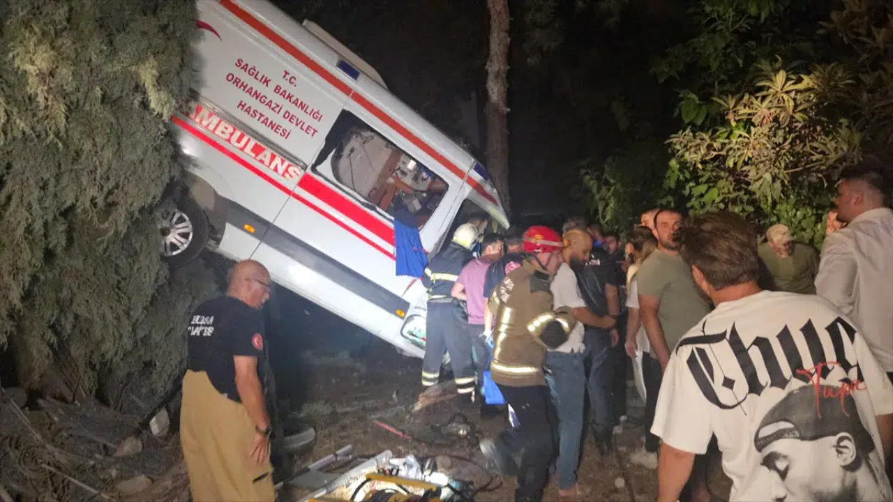 Bursa'da feci kaza: Hasta taşıyan ambulans, kamyonetle çarpıştı