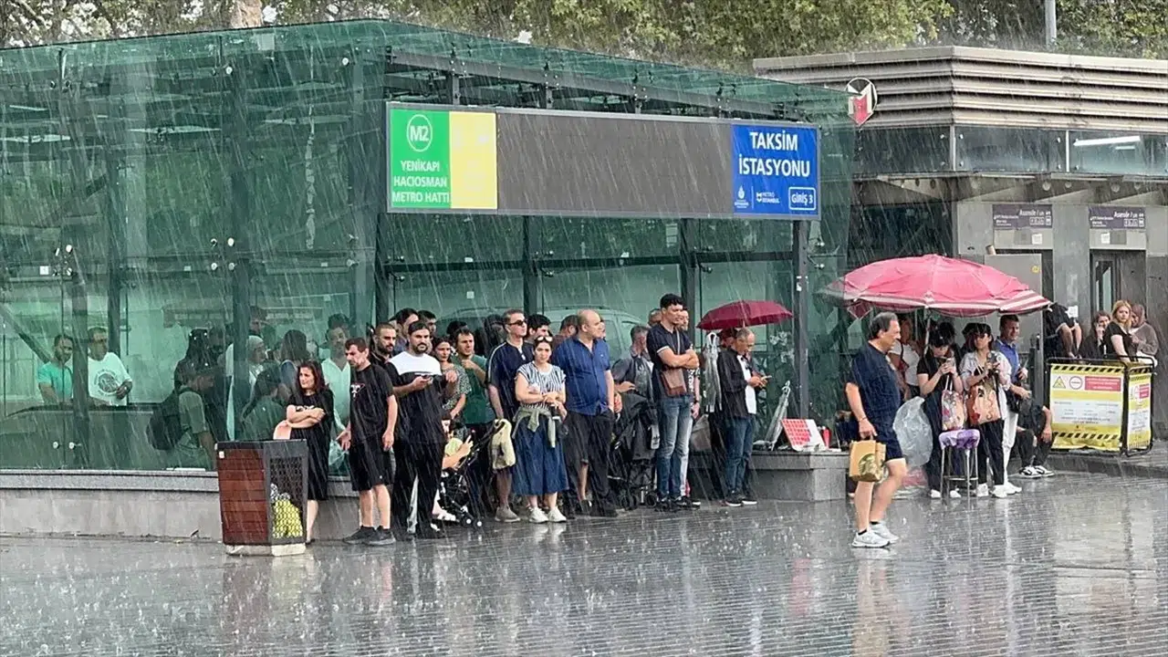 İstanbul'da sağanak yağış etkili oldu: Vatandaşlar zor anlar yaşadı