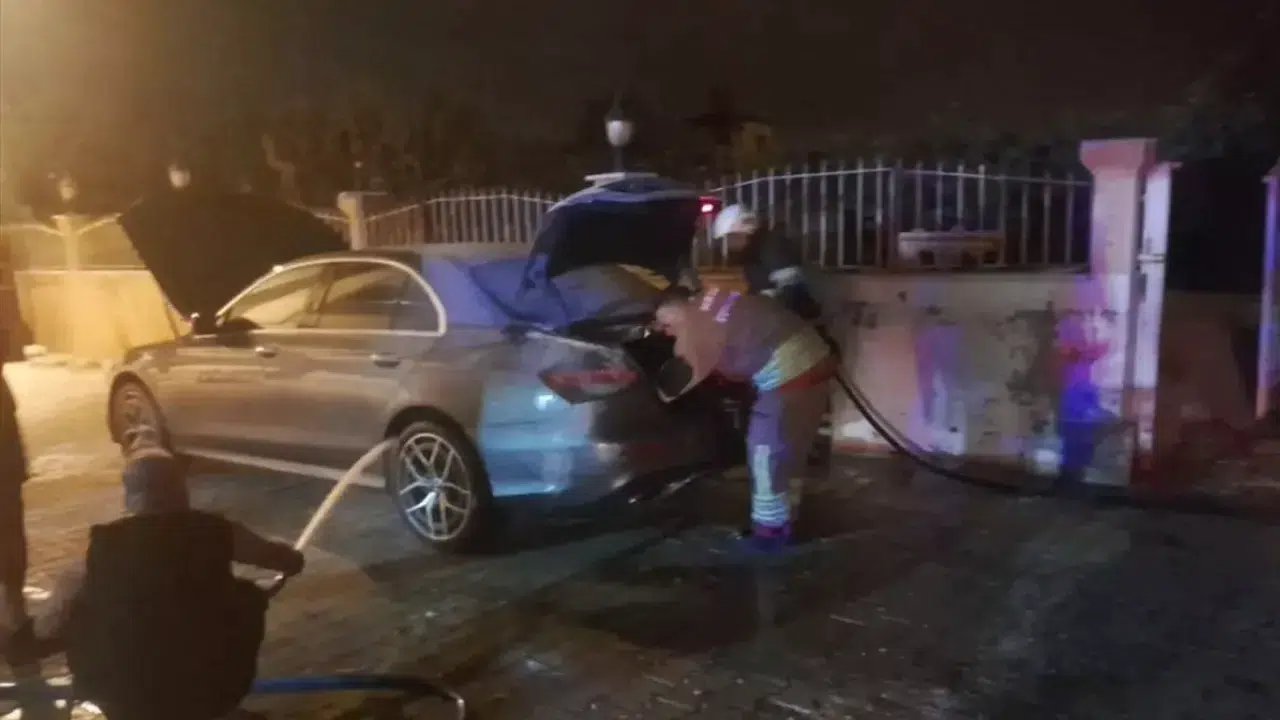 Hatay'da kundaklanan otomobil küle döndü!