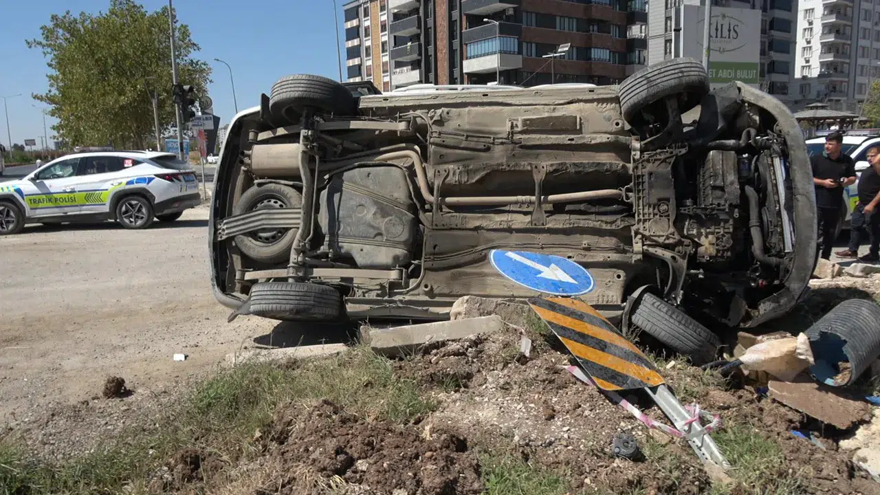 Kilis'te korkunç kaza! Otomobil ile hafif ticari araç çarpıştı: 3 yaralı!