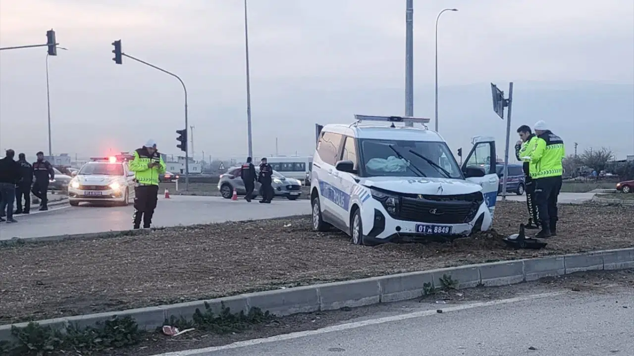 Adana'da polisten kaçan otomobil ile polis aracı çarpıştı: 3 polis memuru yaralandı