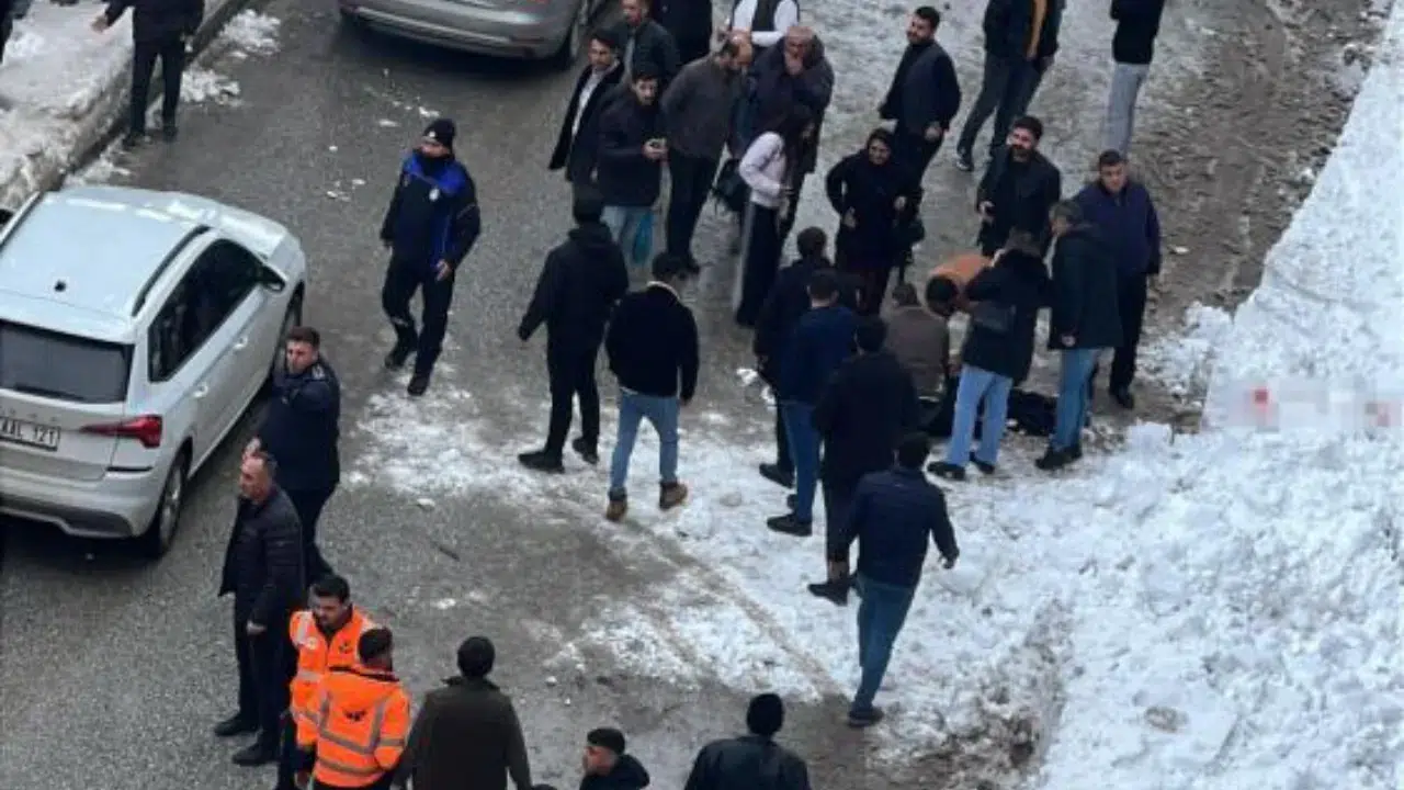Bitlis'te kahreden olay: Çatıdan düşen kar, 20 yaşındaki kızın ölümüne neden oldu