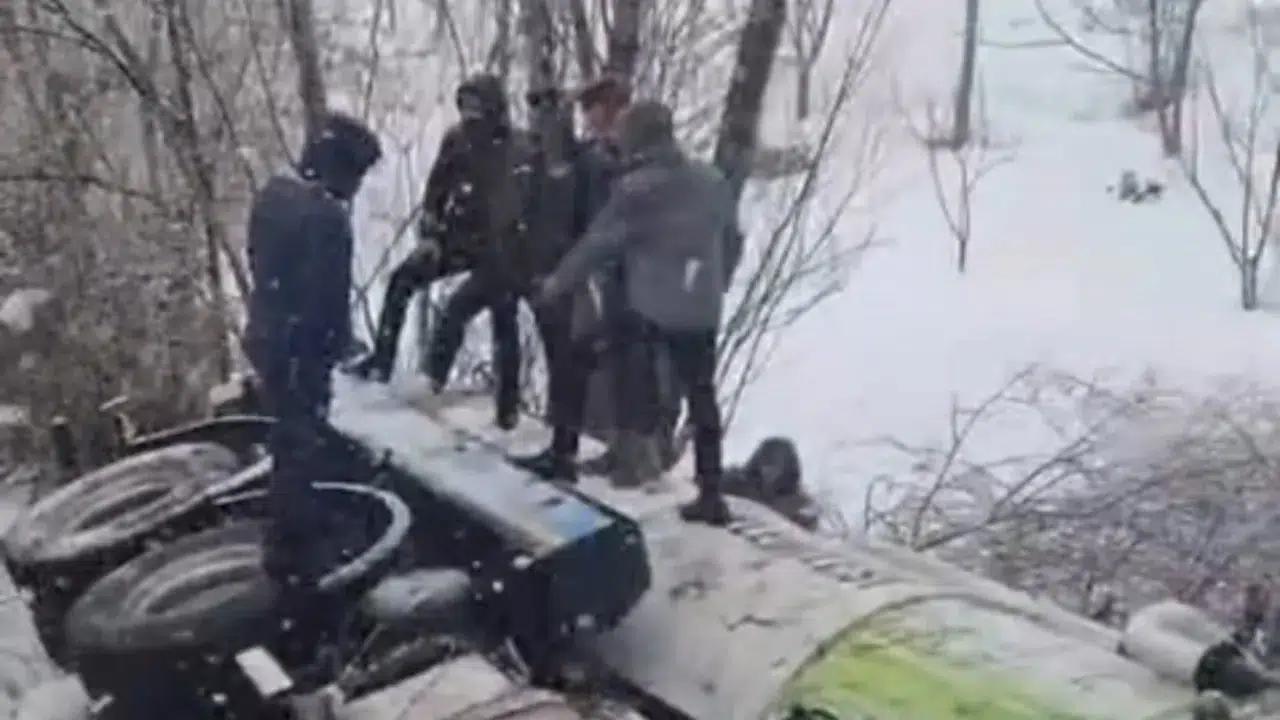 Bitlis'te vidanjör şarampole devrildi