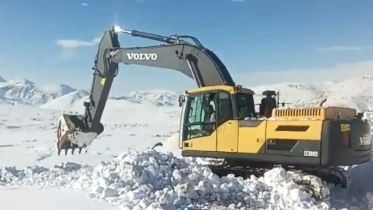 Bitlis'te ekipler aralıksız karla mücadele ediyor