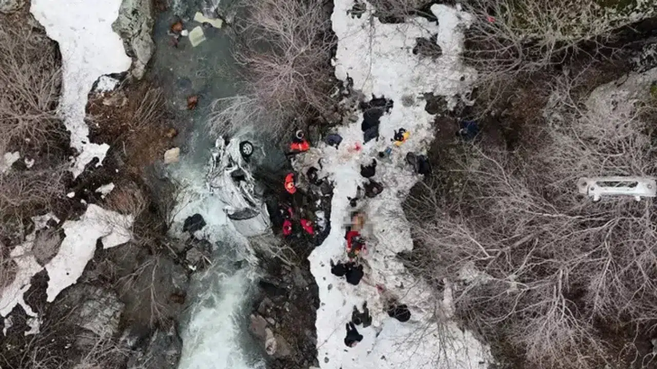 Bitlis’te feci kaza : Hafif ticari araç dereye uçtu, 3 ölü 5 yaralı