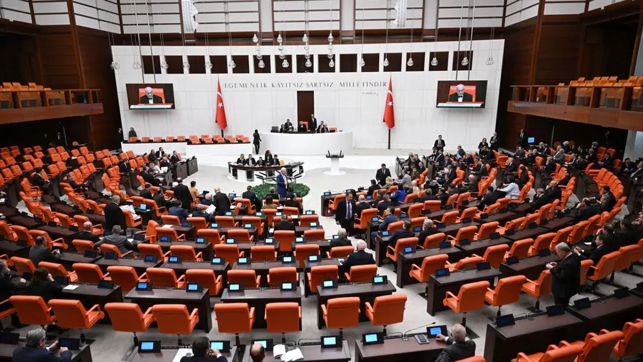 TBMM Genel Kurulu toplandı : Mecliste gündem doğum izni, emekli bayram ikramiyesi ve sosyal medya yasağı