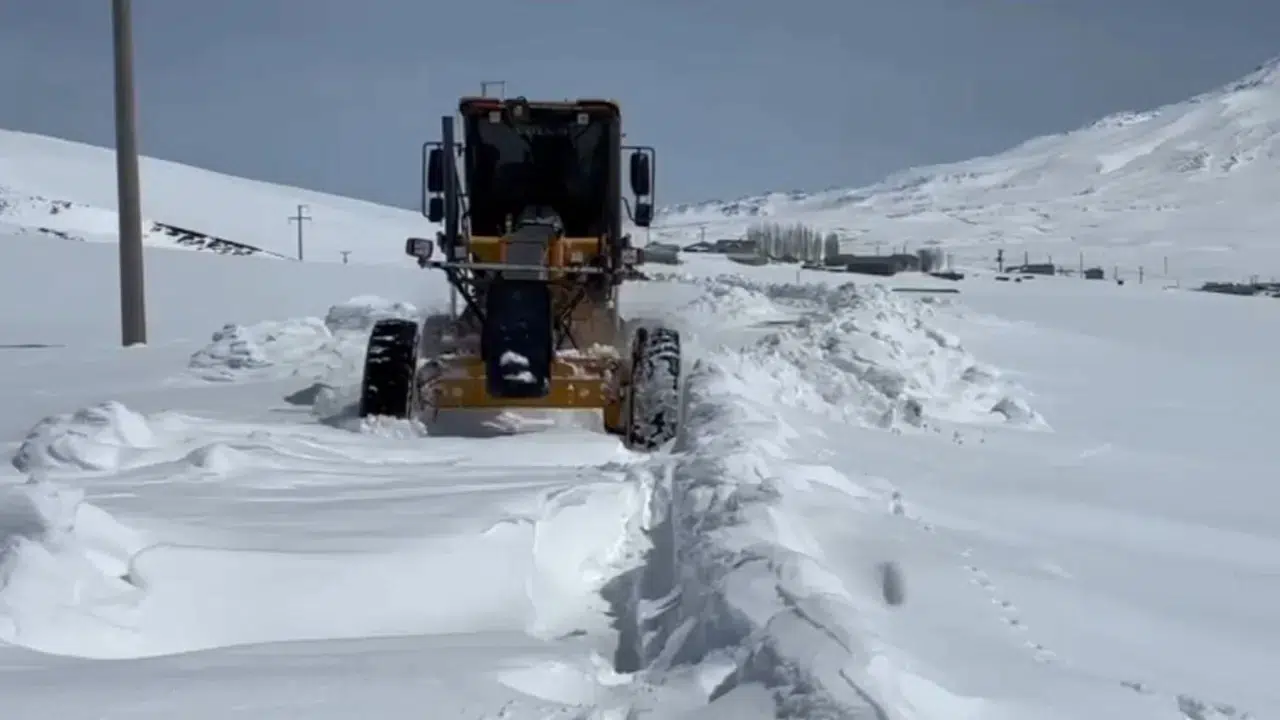 Bitlis'te nisan ayında kar : Kapanan köy yolları yeniden ulaşıma açıldı