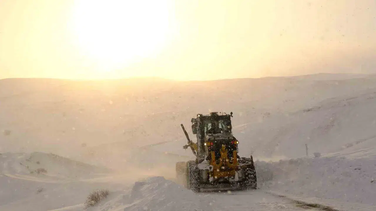 Bitlis'te kar esareti : 84 köy yolu ulaşıma kapandı