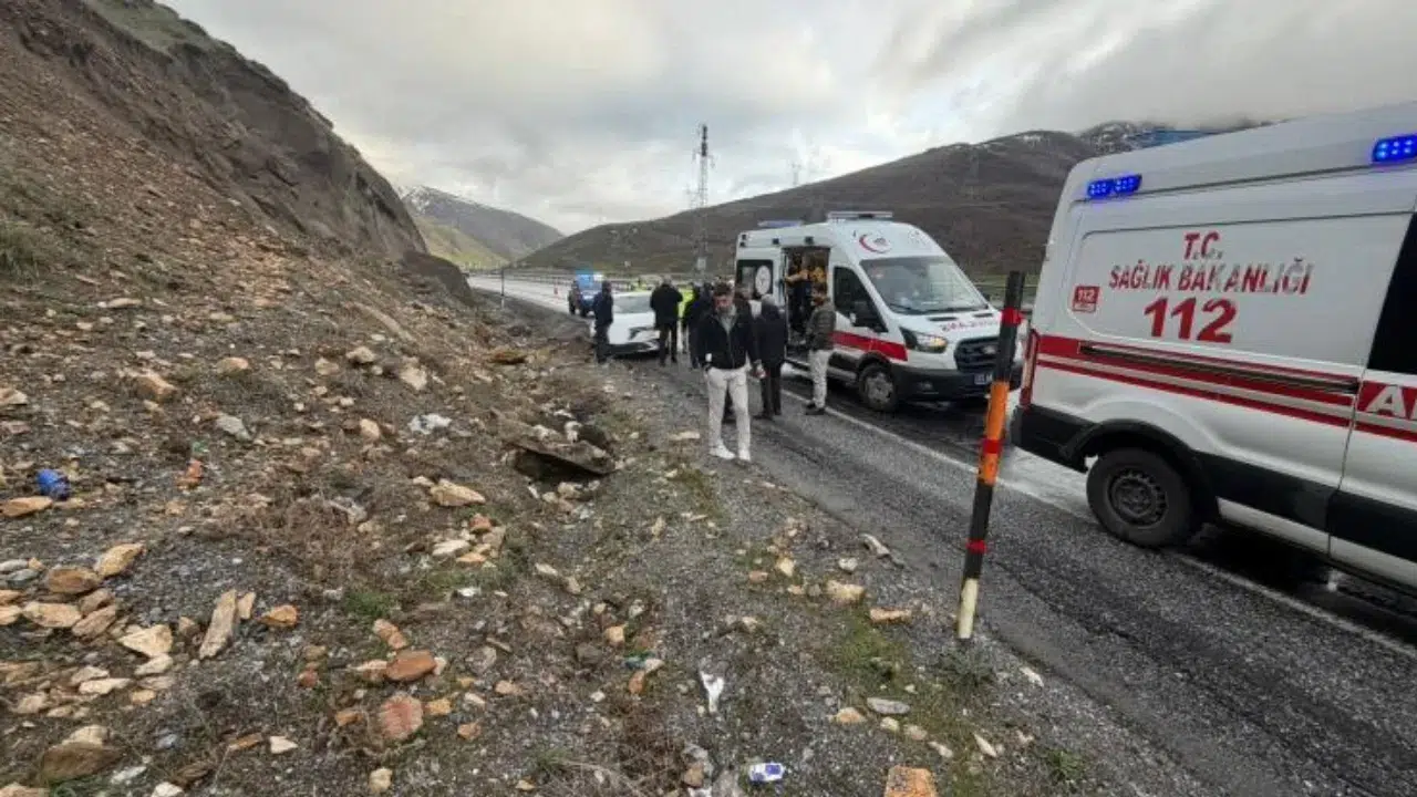 Bitlis'te trafik kazasında 2 kişi yaralandı