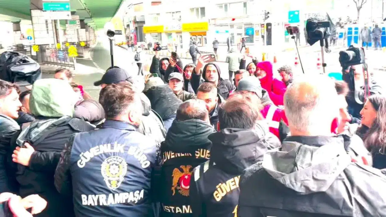 Mecidiyeköy’de izinsiz yürüyüşe polisten müdahale : Gözaltına alınanlar var