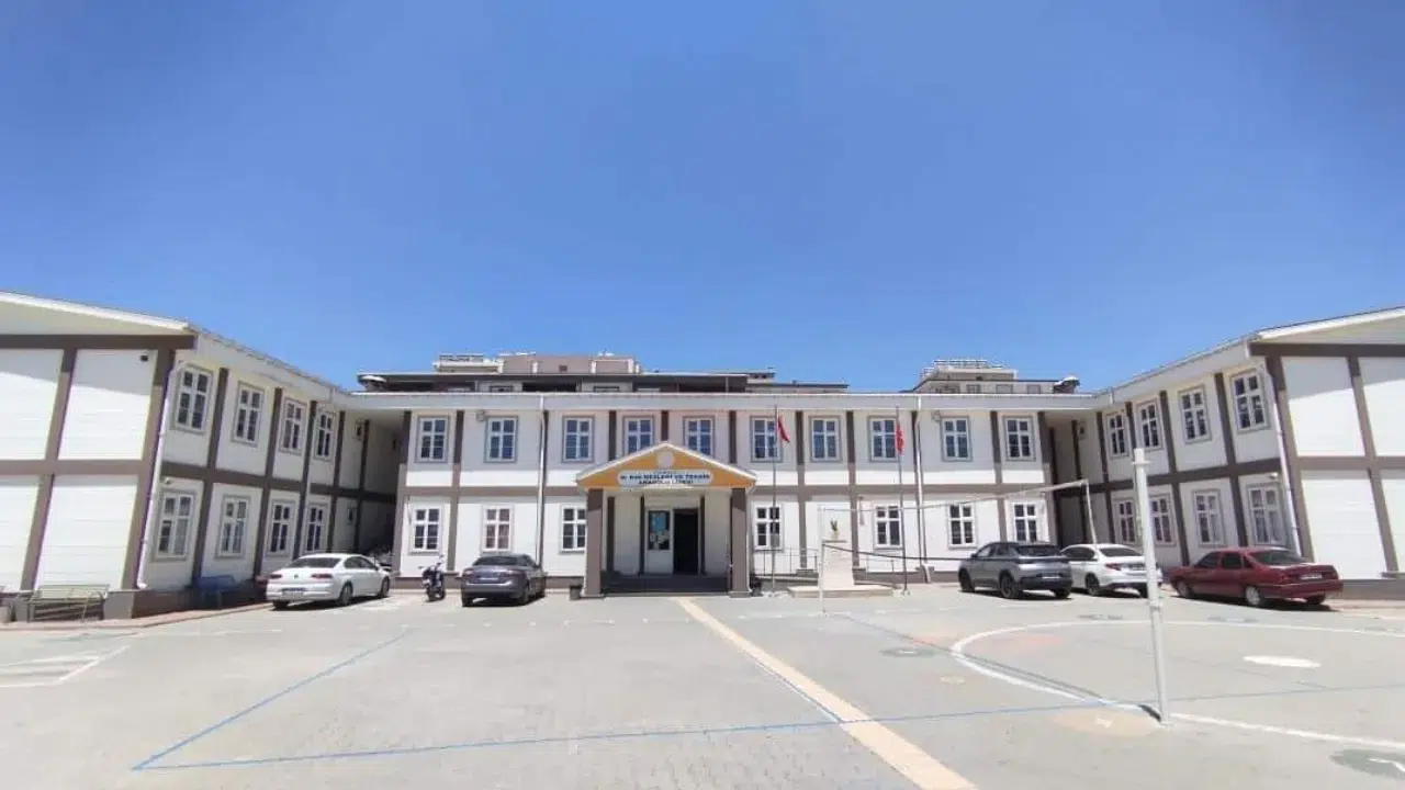 Kilis'te lise öğrencileri yaşlı bireylere saç bakımı yaptı