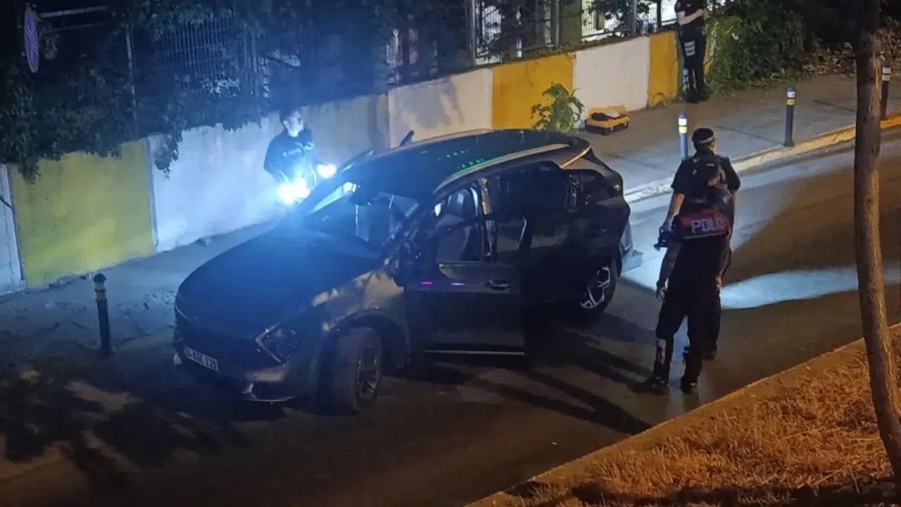 Beylikdüzü'nde polisten kaçan araç, kovalamaca sonucunda yakalandı : 2 gözaltı