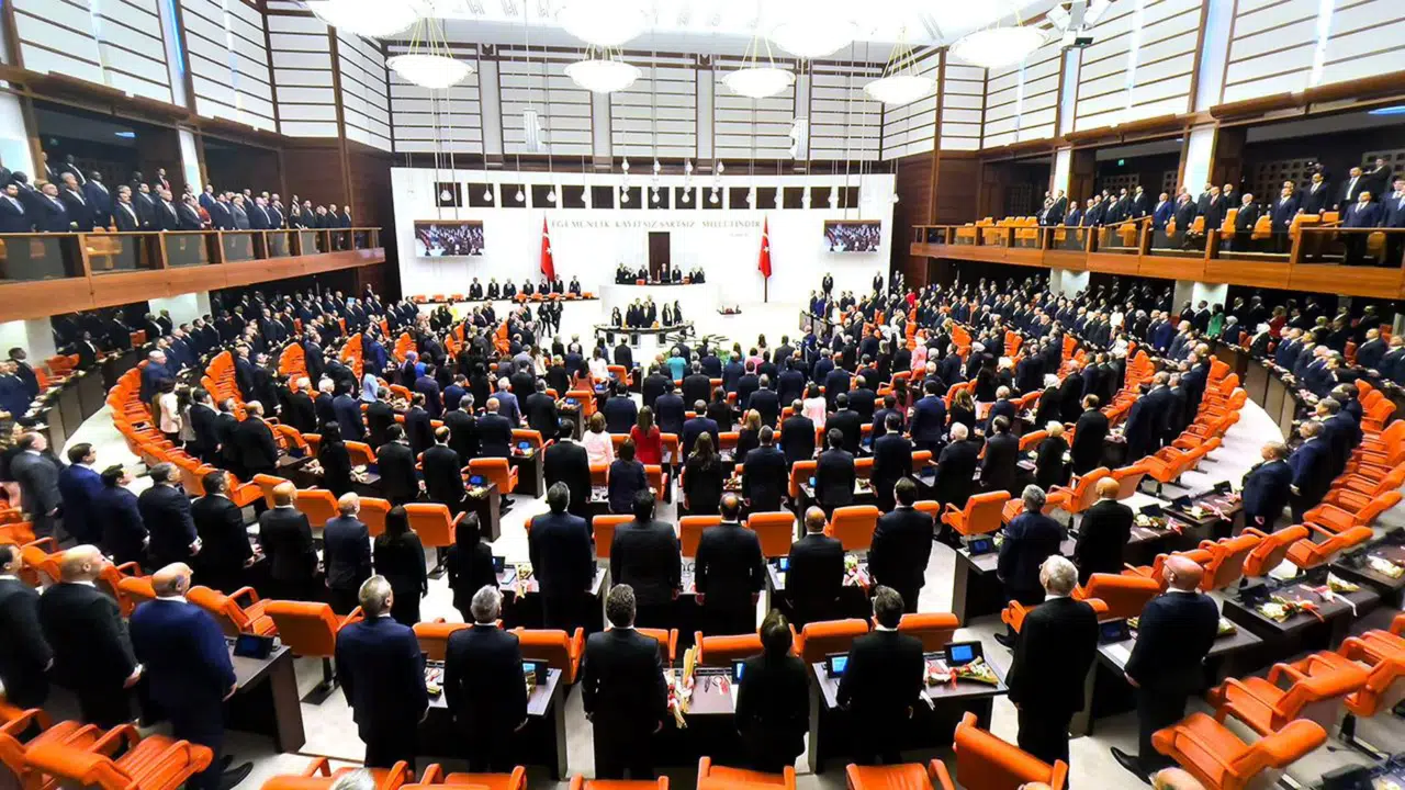 3'ü Özgür Özel'e ait 9 dokunulmazlık tezkeresi Meclis'te