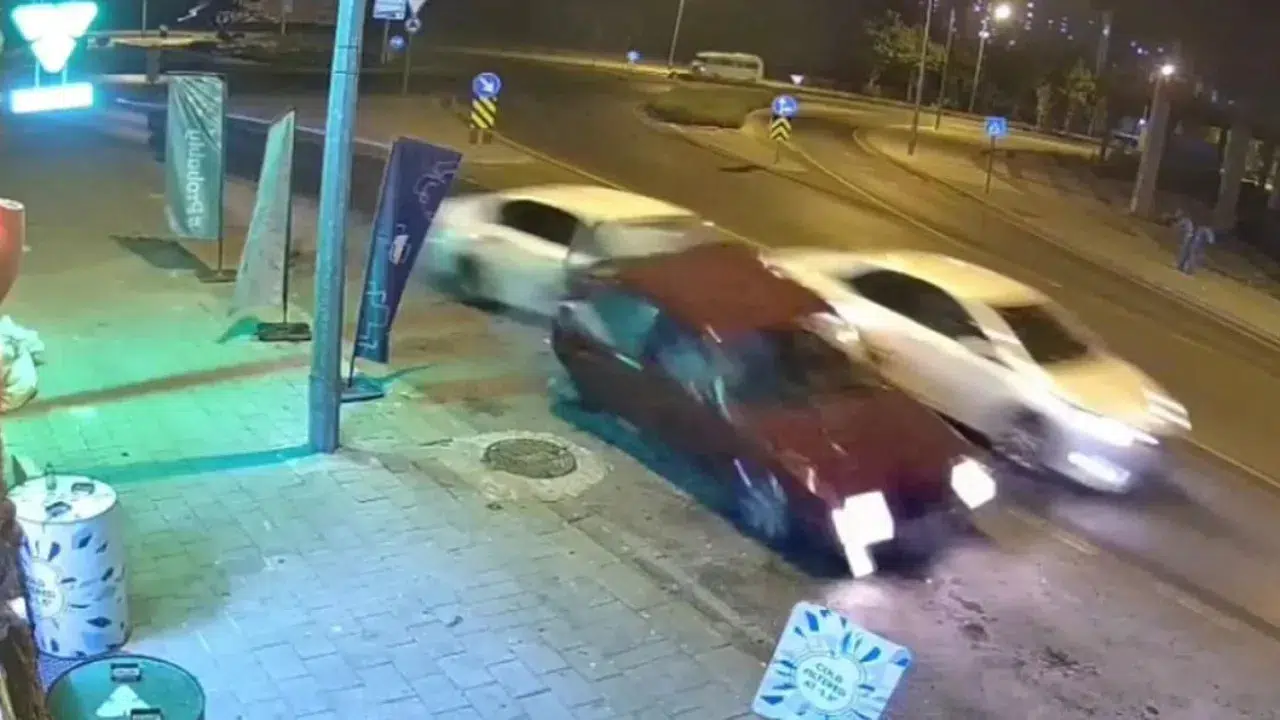 Denizli'de polisten kaçan alkollü sürücü 4 otomobile çarptı : 450 bin lira ceza kesildi