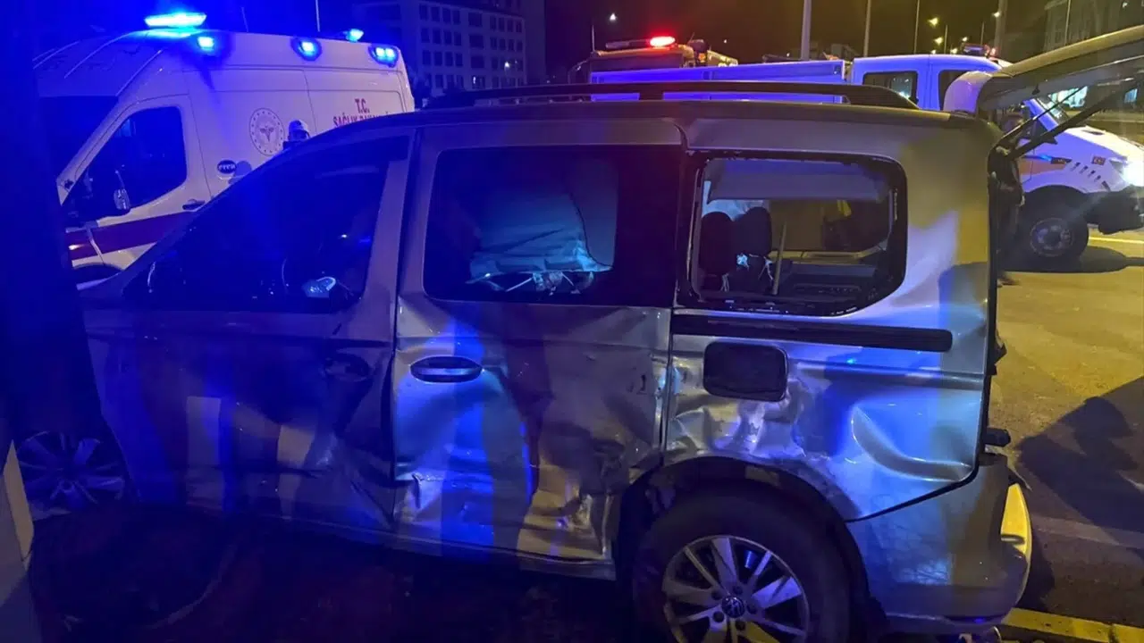 Bitlis'te minibüs ile ticari araç çarpıştı : 6 yaralı