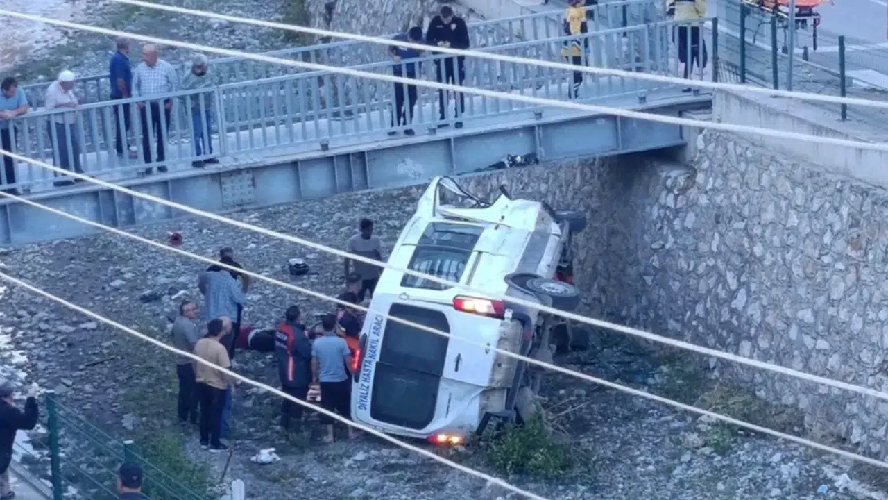 Çorum'da diyaliz hastalarını taşıyan araç çay yatağına devrildi : 5 yaralı