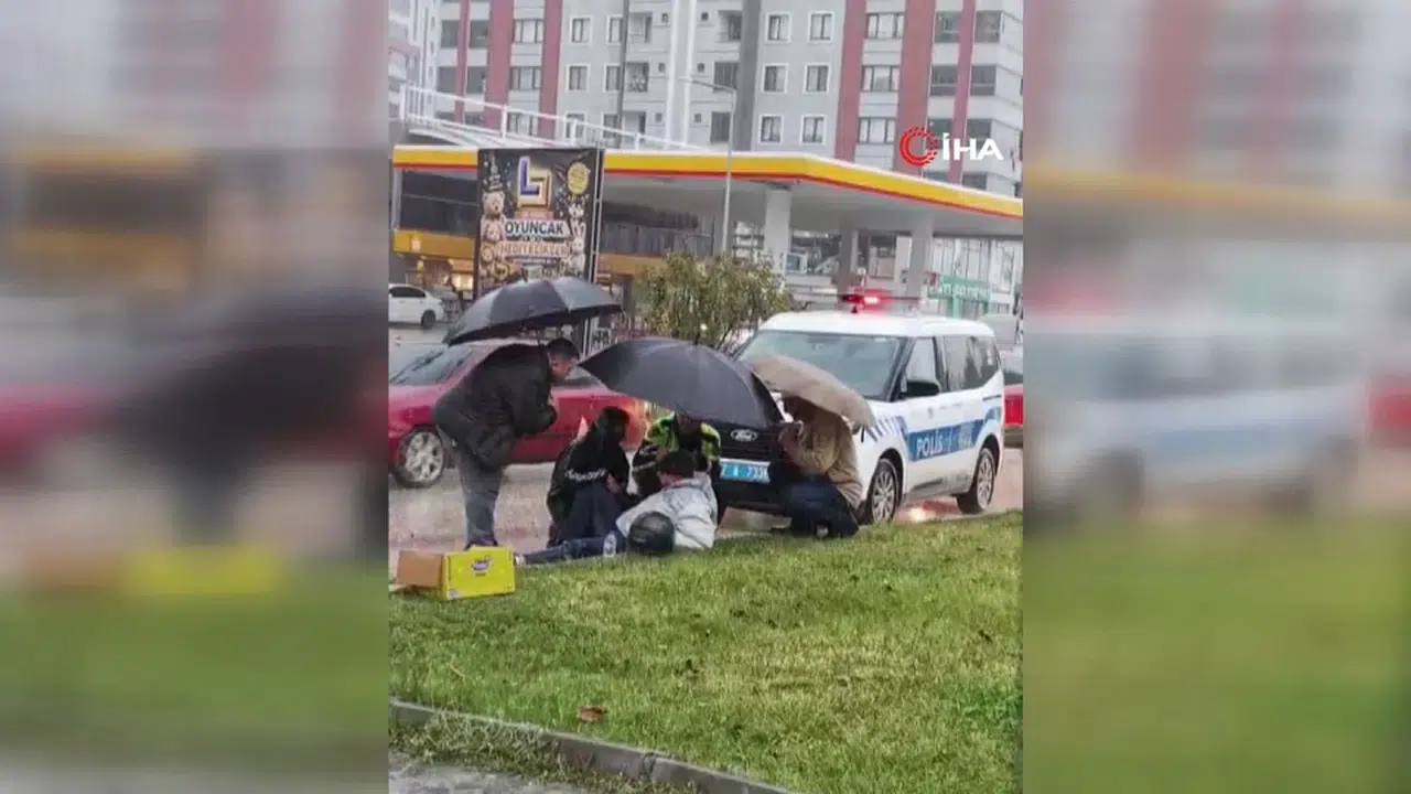 Kastamonu'da düşen motosikletliye polisten şemsiye şefkati