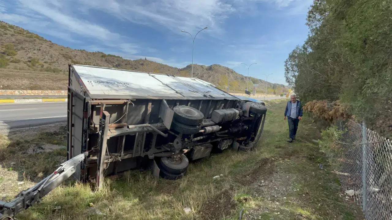 Kontak anahtarı düşen kamyonet şarampole devrildi