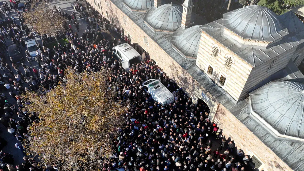 Gebze ilçesindeki enkazdan cansız bedenleri çıkarı…