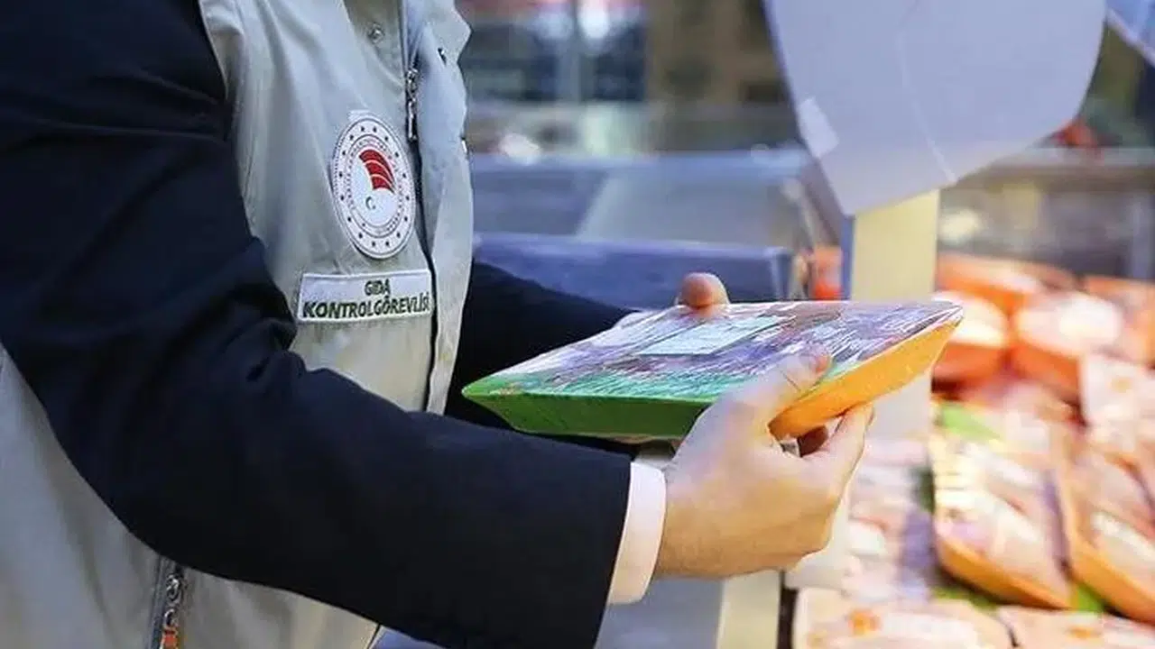 Antalya’da gıda operasyonu: 25 ton tarihi geçmiş tavuk ele geçirildi