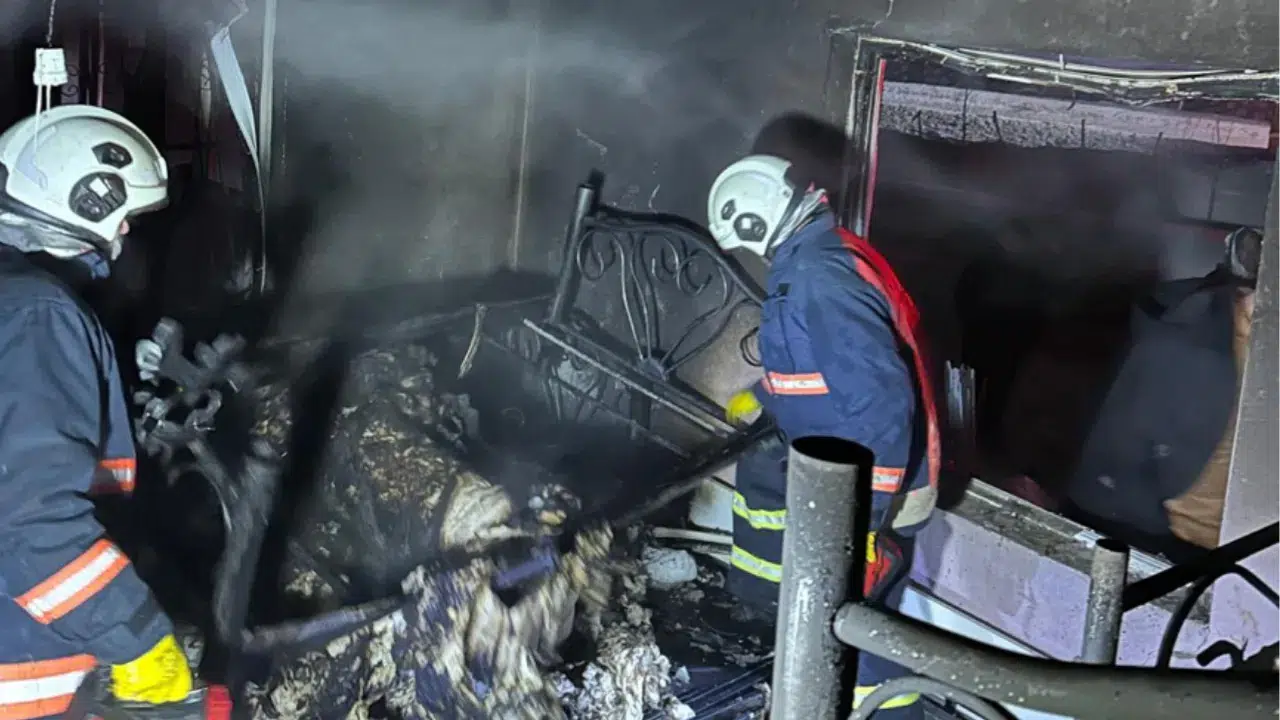 Hakkari'de yangın: Ev tamamen yanarak kullanılamaz hale geldi