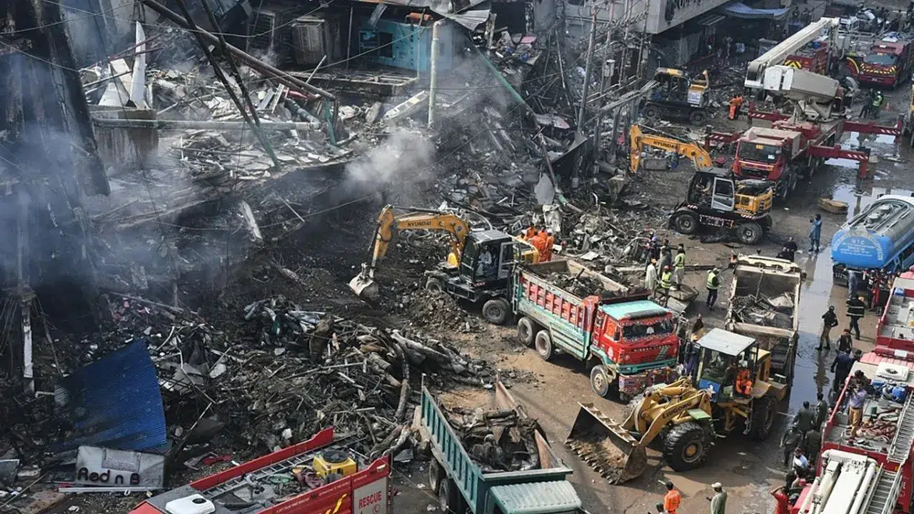 Pakistan'daki AVM yangınında ölenleri sayısı 60'a yükseldi