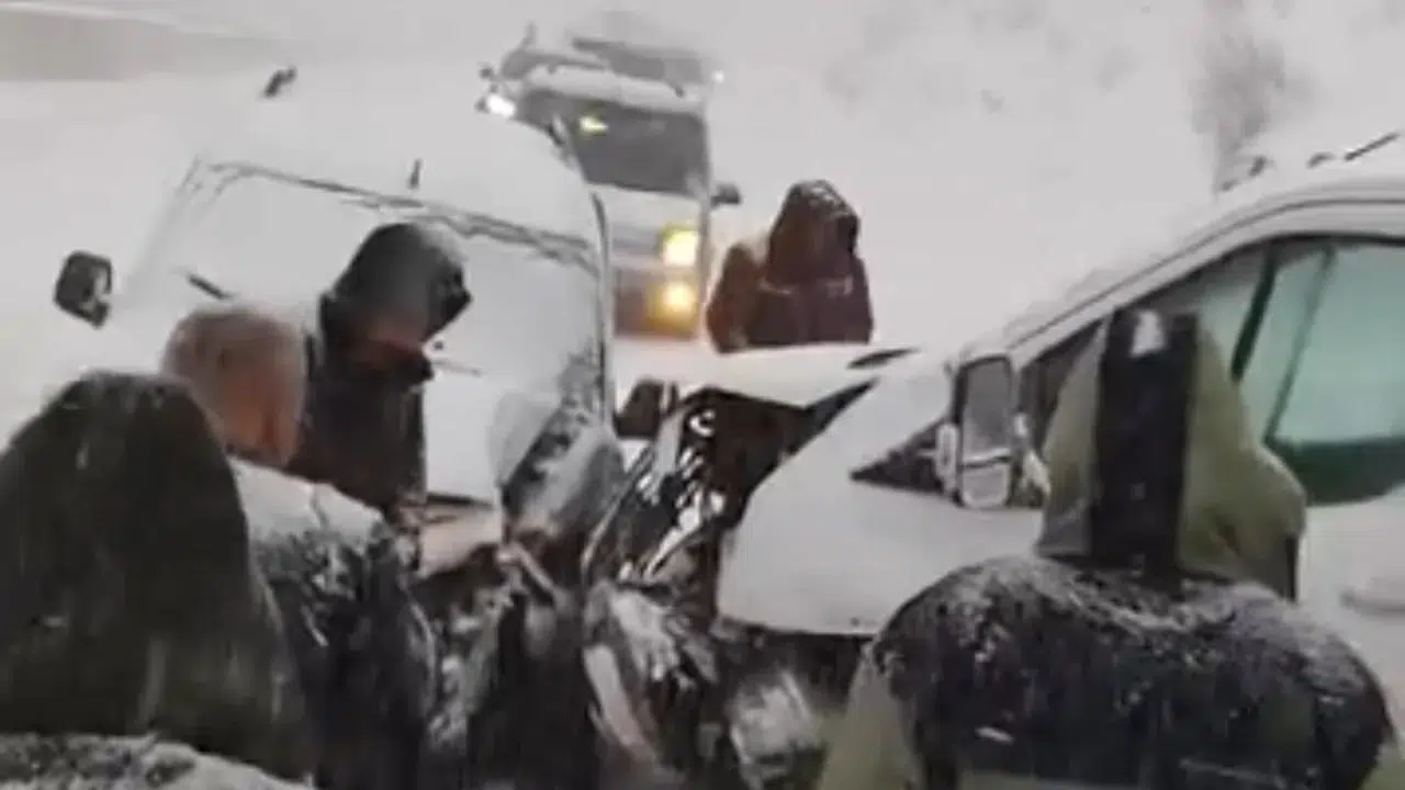 Hakkari'de kaza: Aşırı buzlanma yüzünden iki kamyonet çarpıştı!