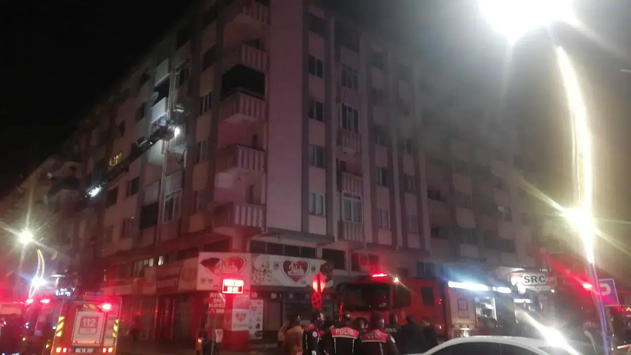 Afyonkarahisar'da apartmanda yangın paniği: 5 kişi dumandan etkilendi