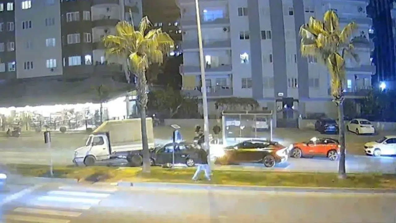 Mersin'de yayaya yol veren sürücü zincirleme kazaya neden oldu: İşte o anlar