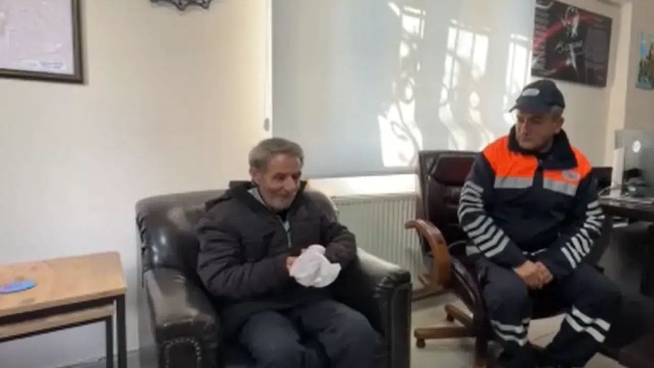 Esenyurt Belediye işçisi yolda bulduğu para dolu poşeti sahibine teslim etti