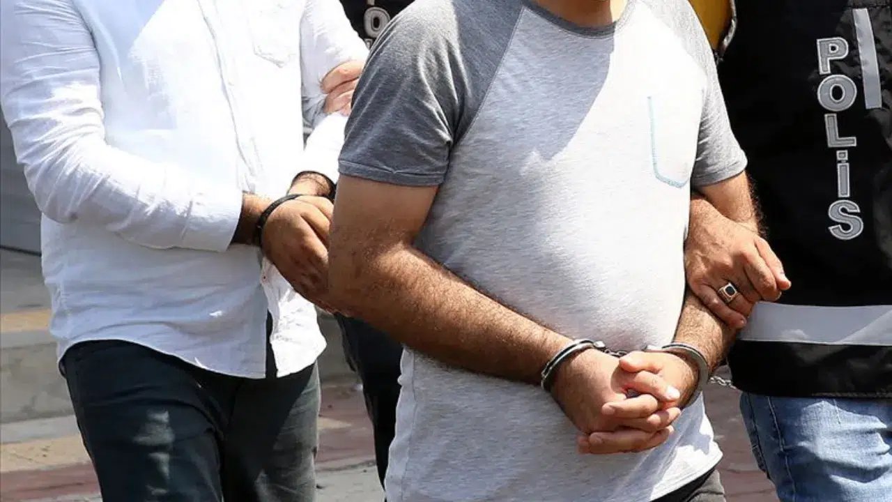 Hakkari'de kesinleşmiş hapis cezası bulunan 2 hükümlü yakalandı