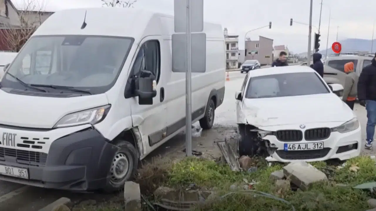 Hatay Hassa trafik kazası: BMW airbag’i sürücünün elini yaktı