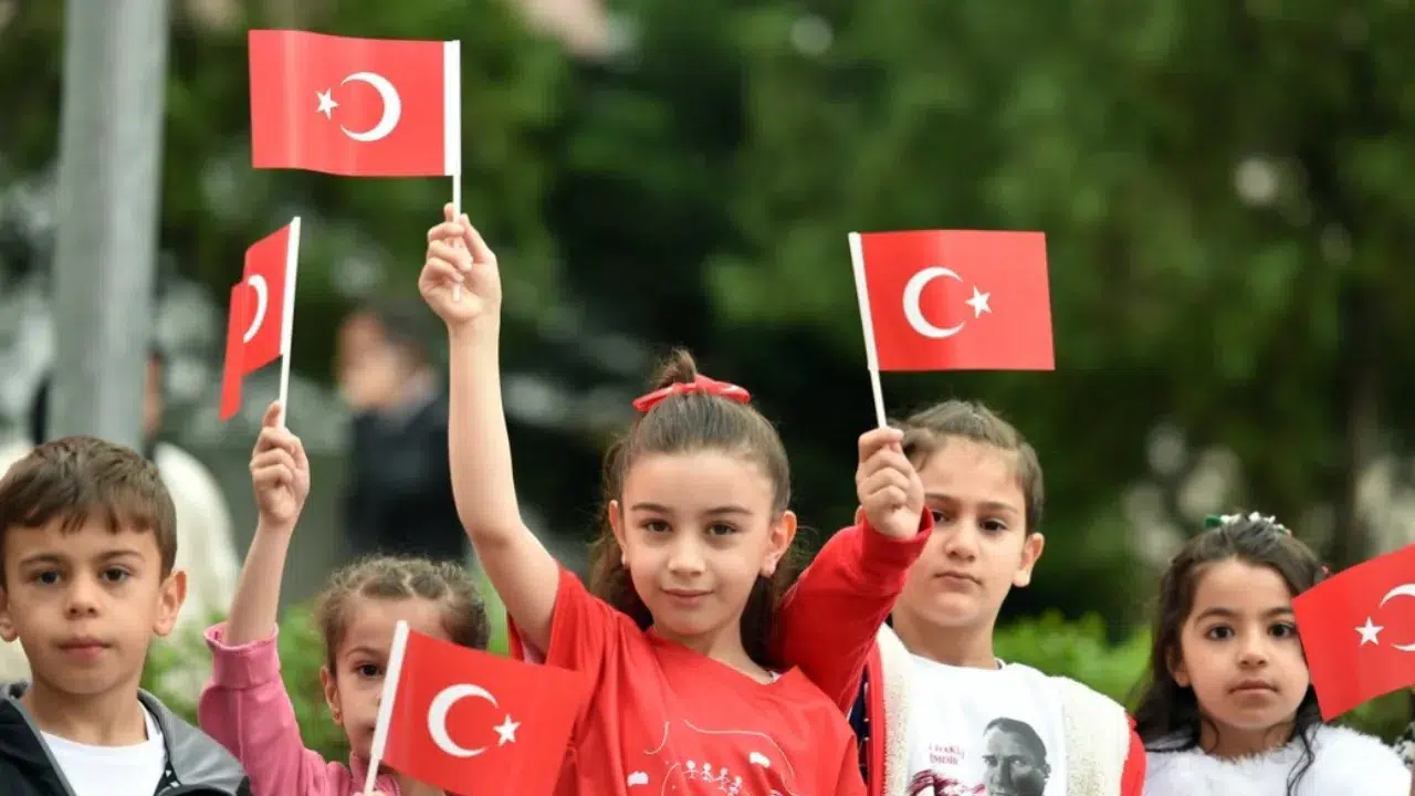 Okullar ikinci döneme 'Bayrak Sevgisi' temasıyla başlayacak