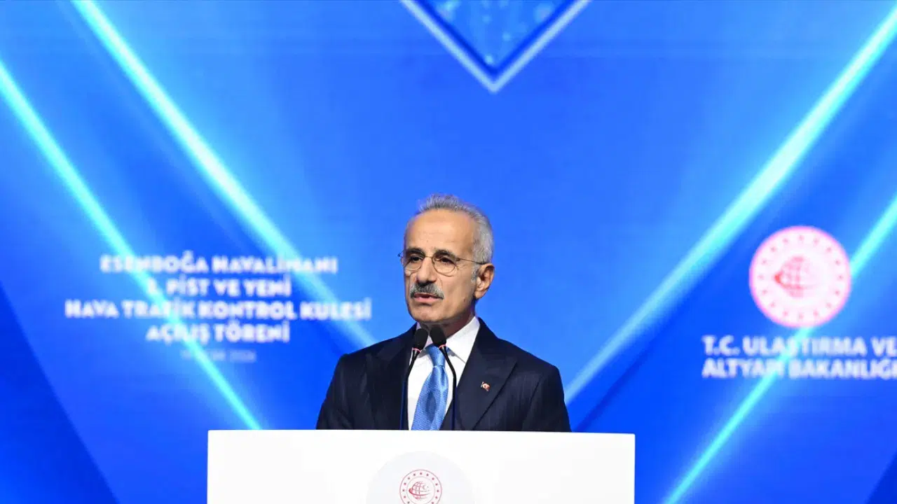 Bakan Uraloğlu, Esenboğa Havalimanı 3'üncü Pist açılışına katıldı