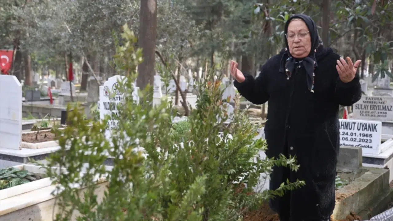 Hatay'da depremde kaybolan kız kardeşinin mezarını 3 yıl sonra buldu