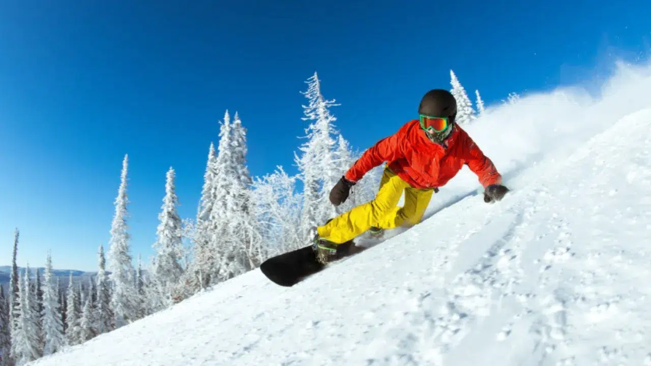 Sarıkamış'ta snowboard tutkunları bir araya geldi