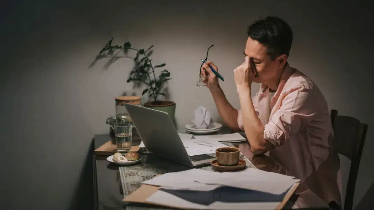 Geçim derdi kalbi yaşlandırıyor: Maddi stres tansiyon ve diyabet kadar tehlikeli çıktı!