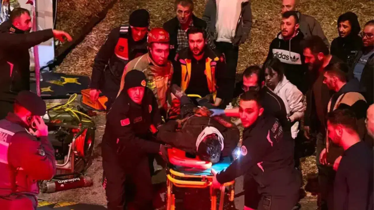 Bursa'da tır devrildi: Dorsenin altında kalan sürücü hayatını kaybetti