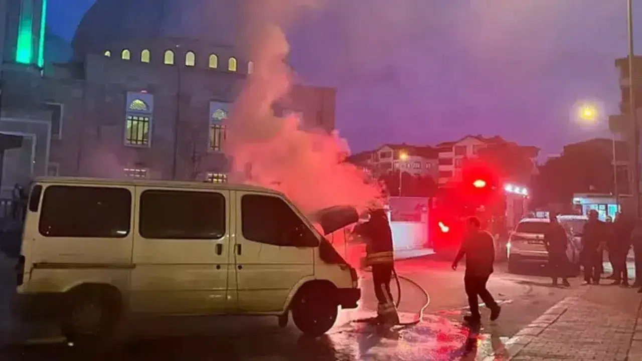 Ordu Fatsa'da minibüs yangını: Araç kullanılmaz hale geldi