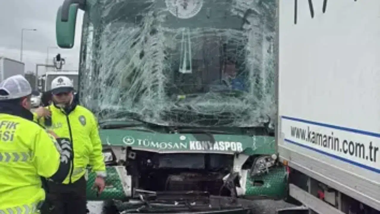 Konyaspor U-19 futbol takımı otobüsü TEM Otoyolu'nda kaza yaptı, 3 yaralı