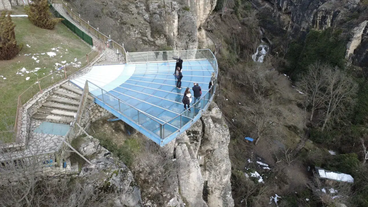 Karabük'te bulunan Türkiye'nin ilk cam seyir terası ziyaretçi akınına uğradı!
