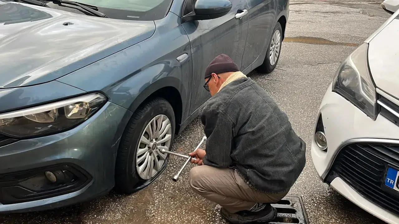 Alanya’da bisikletli magandalar kabusu : 11 araç lastiği kesildi, umumi tuvalet ve market zarar gördü