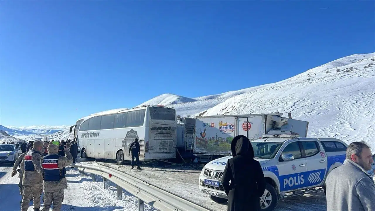 Ağrı'da zincirleme kaza: 6 yaralı