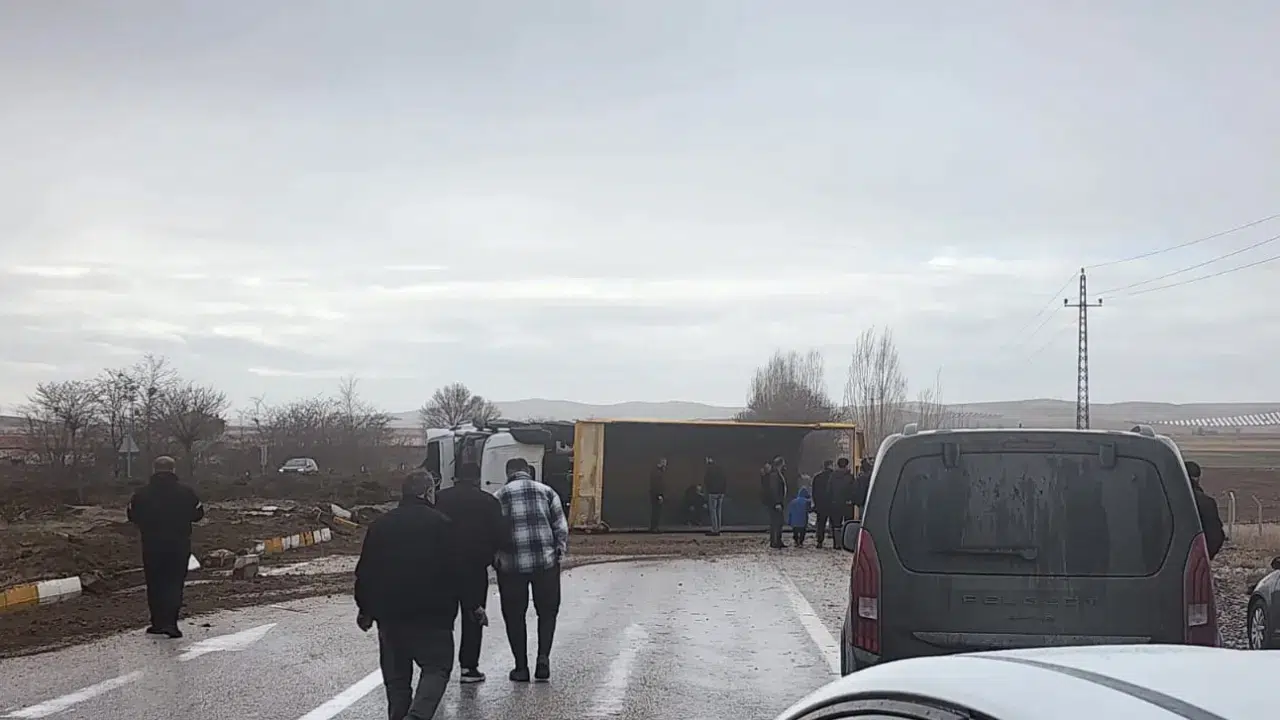 Konya Ereğli’de korkutan kaza: Kamyon devrildi, yol ulaşıma kapandı!